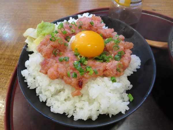 海鮮居酒屋 山傳丸（とろ中落ちユッケ丼）