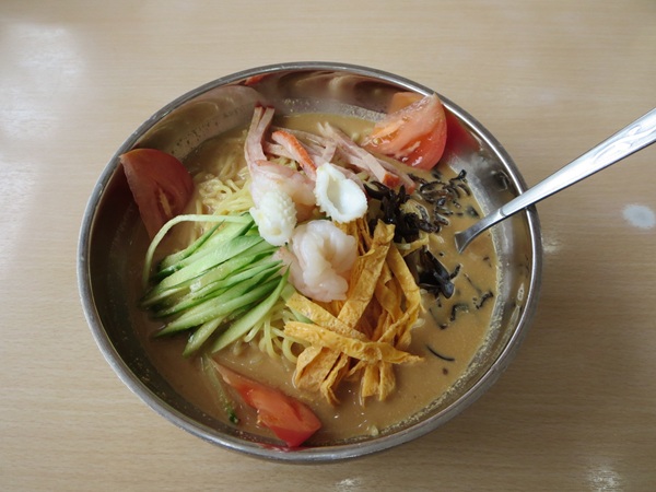 中華料理紅昇の冷やし中華の全体画像。