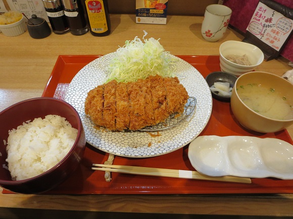 晴のちカツの肩ロースかつ定食（ルイビ豚）の姿見。