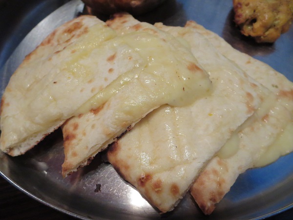 チャンドラマのマトンカレー・チーズナンのチーズナンの近影画像。