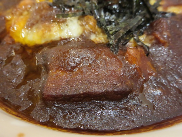 コメダ珈琲店のビーフシチューの牛肉の近影画像。