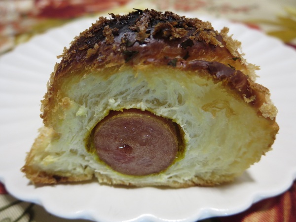 パン工房 ナララのカレーフランクのトースト後の断面の近影画像。