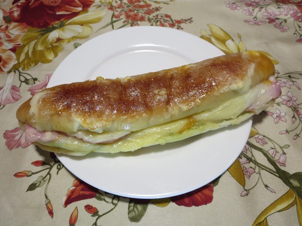 BAKERY&cafe辰巳俱楽部のパニーニの全体画像。