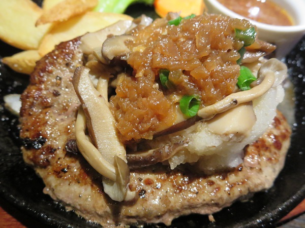 馬車道の和風ビーフハンバーグのハンバーグの近影画像。