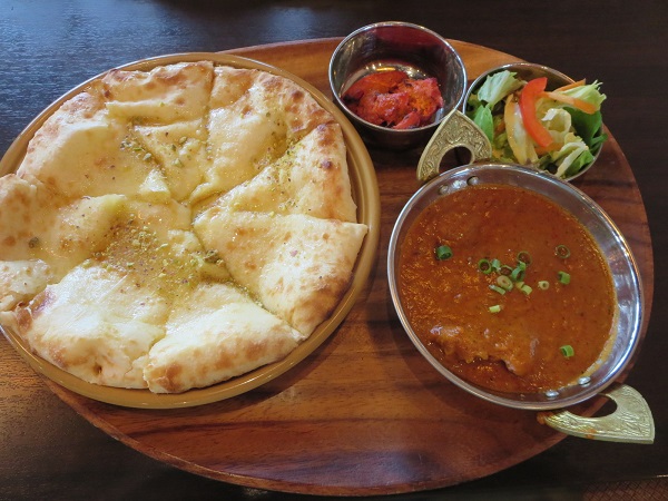 インド料理カリワラのチキンマサラカレー＆ハニーチーズナンの全体画像。
