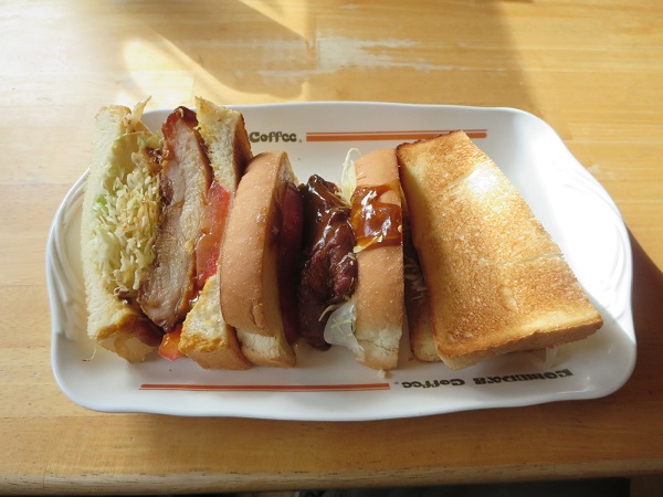 コメダ珈琲店のタンドリーチキンホットサンドの全体画像。