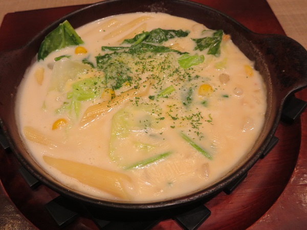 ブレッドガーデンの濃厚クリーミーな食べるクラムチャウダーの近影画像。