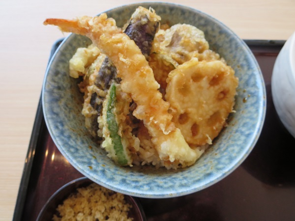 とんでんのランチ 天丼・うどんの天丼の近影画像。
