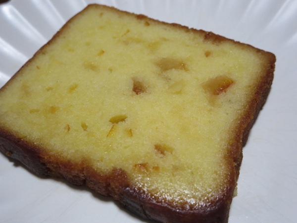 パティスリータクのケークオランジュの別角度からの近影画像。