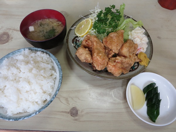 とんかつ おぎの唐揚げ定食の全体画像。