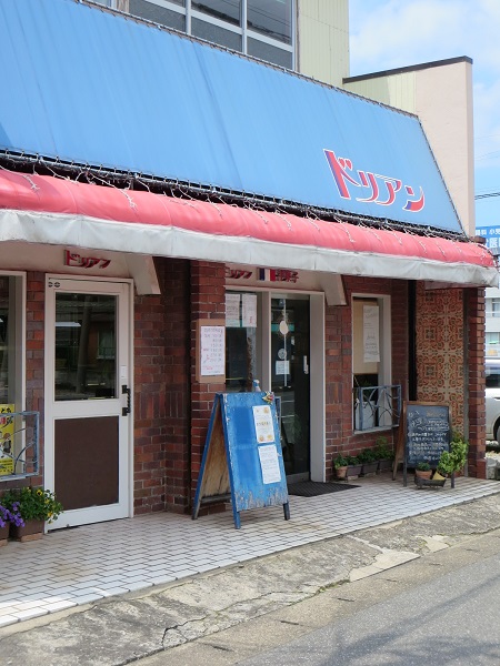 ドリアン洋菓子店の看板と入口。