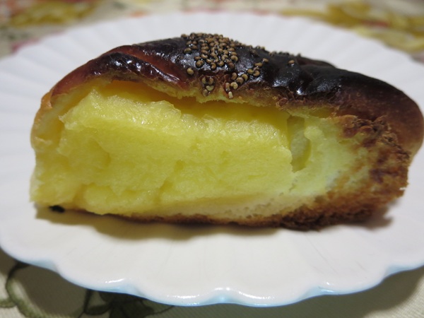 Fine Breadのクリームパンのトースト後の断面の近影画像。