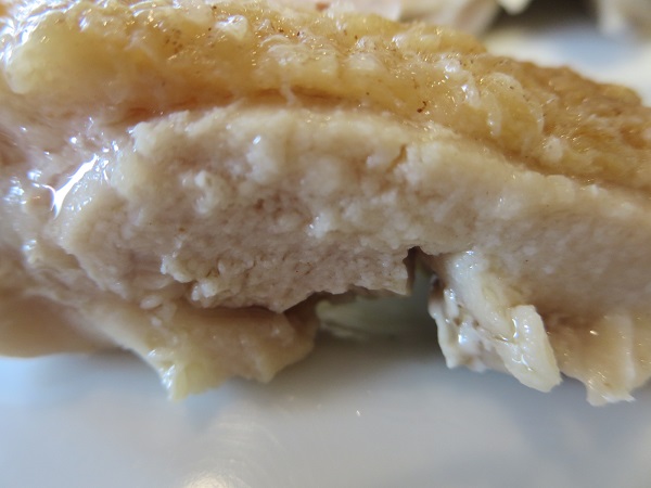 ココスの鬼おろしチキンステーキの断面の近影画像。