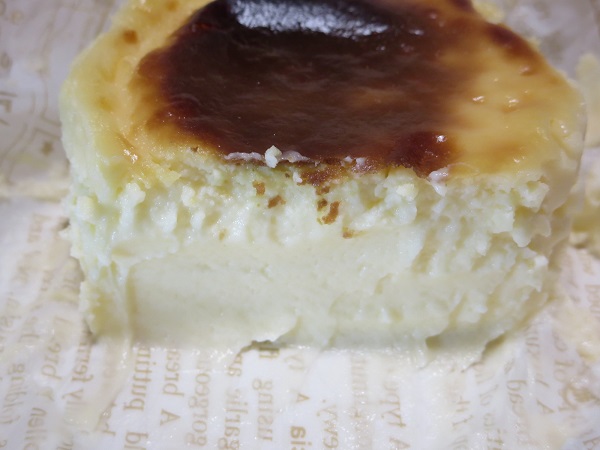 シェ・レカミエのとろけるバスクチーズケーキの断面の近影画像。