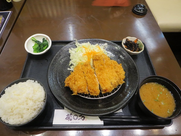とんかつ菊万の国産プレミアムリブカツ定食の全体画像。