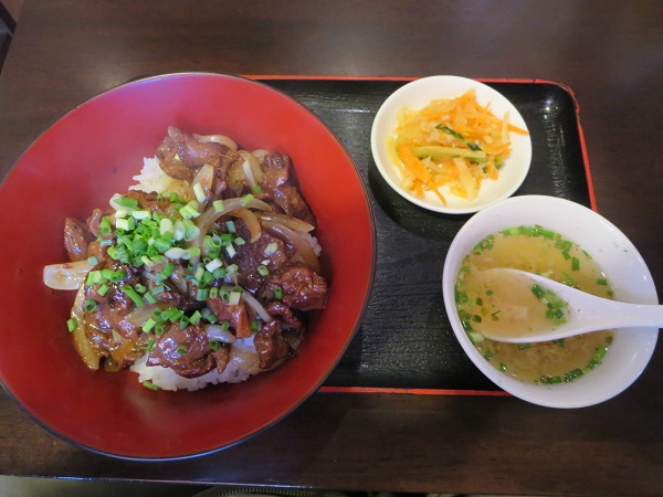 慶飯の黒ニンニクと和牛すじの煮込み丼の全体画像。