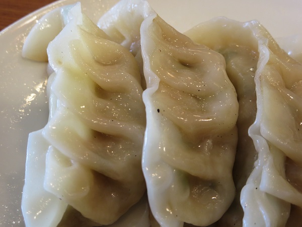 チャイナ厨房の焼き餃子の裏面の近影写真。