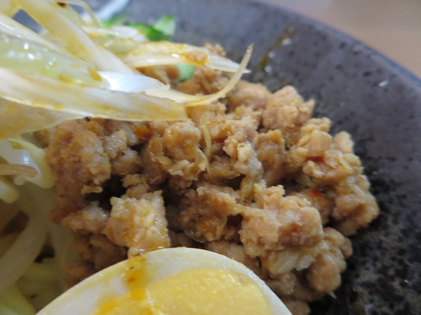 台湾魯肉飯 華屋の冷やし担々麺の具材の近影画像。