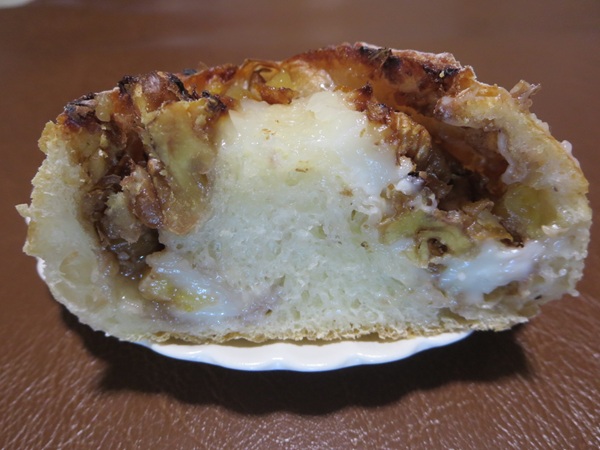 BAKERY＆cafe辰巳俱楽部のオレンジハニーチーズの断面の近影画像。