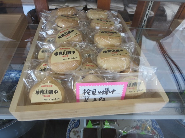 河内屋の検見川最中が置いてある陳列棚。