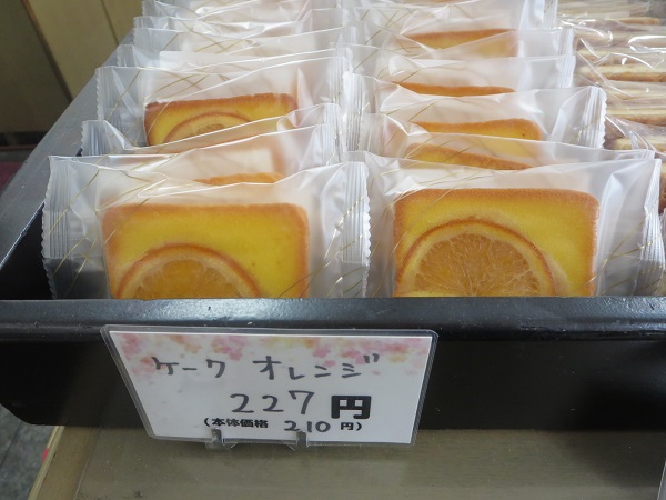 忠三櫻本舗のケークオレンジが置かれている陳列棚。