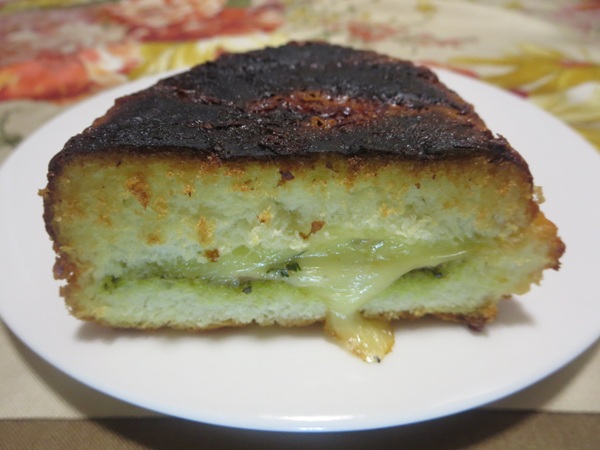 パン工房 ナララのカリカリチーズのパニーニのトースト後の断面の近影画像。