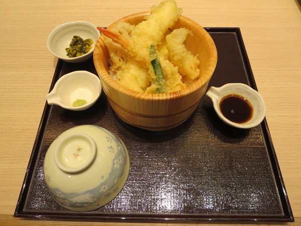 四六時中の海鮮天ぷらおひつごはんの全体画像。