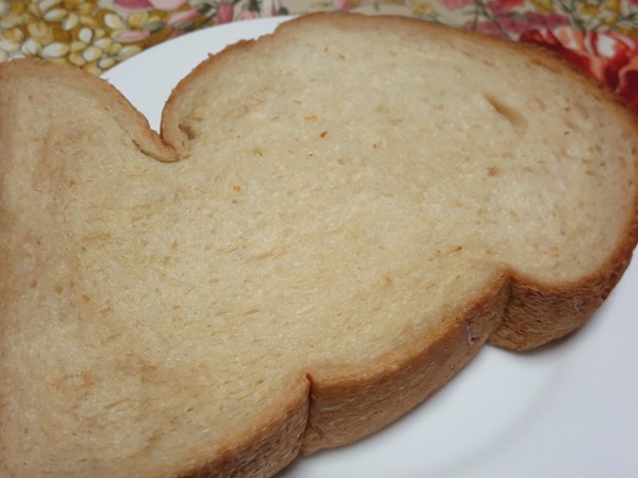 ル ベンケイの黒糖食パンのトーストした状態の近影。