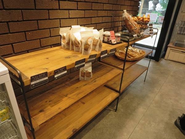 BAKERY＆cafe辰巳俱楽部の店内の様子。