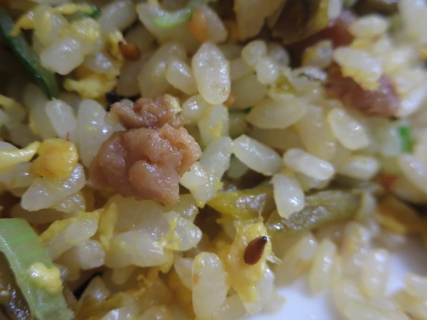 安安食堂の高菜豚肉炒飯の豚ひき肉の近影画像。