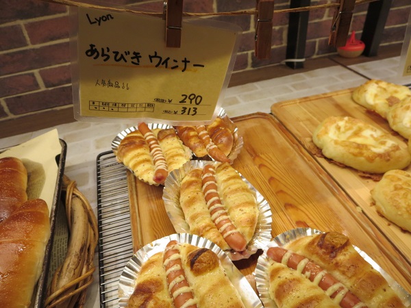 リヨンSUDA COREのあらびきウインナーが置かれている陳列棚。