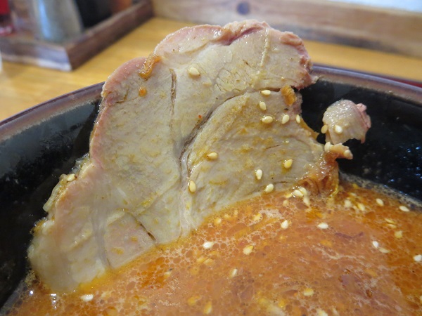 麺処あみやの辛ごまつけめんのチャーシューの近影画像。