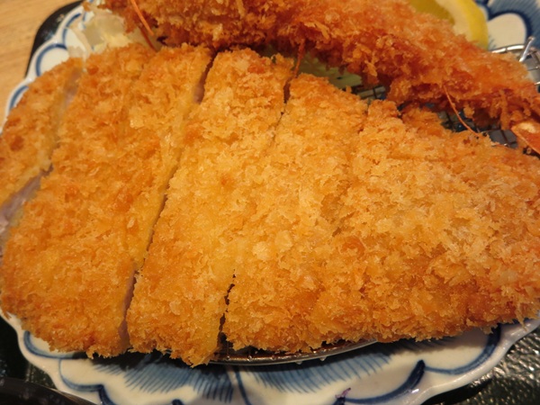 楽膳の有頭海老フライとロースかつ定食のロースかつの近影画像。