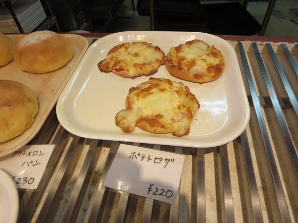サフラン・フルールのポテトピザが置かれている陳列棚。