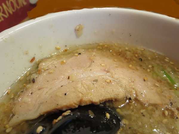 光そばの特製つけ麺の叉焼の近影画像。