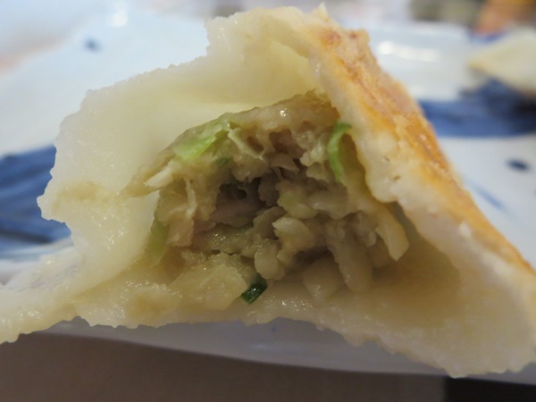 栄盛の大焼き餃子の断面の近影画像。