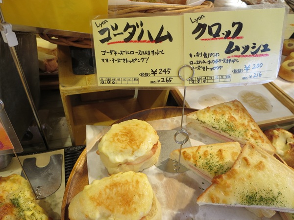 リヨンSUDAトロワのゴーダハムが置かれている陳列棚。