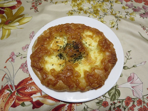 パン屋ジパングの塩パンチーズの全体画像。