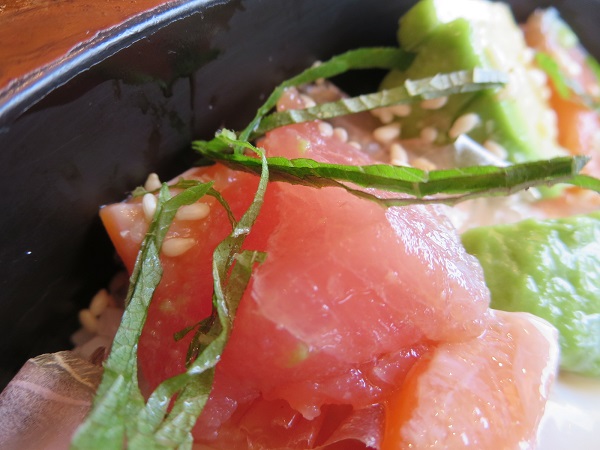とんでんのまぐろサーモンアボカド丼のまぐろの近影画像。