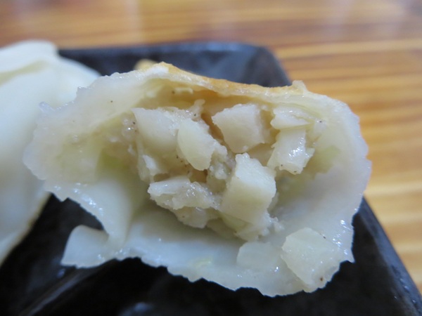 ラーメン龍屋の黒豚餃子の断面の近影画像。