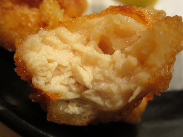 四六時中の鶏の唐揚げの断面の近影画像。