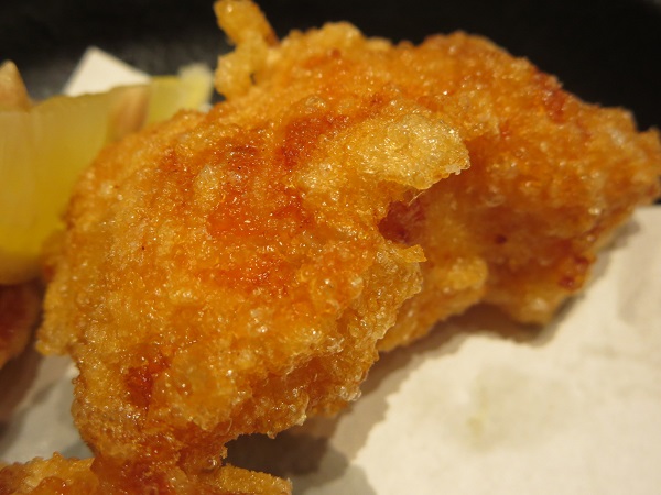 四六時中の鶏の唐揚げの個体の近影画像。