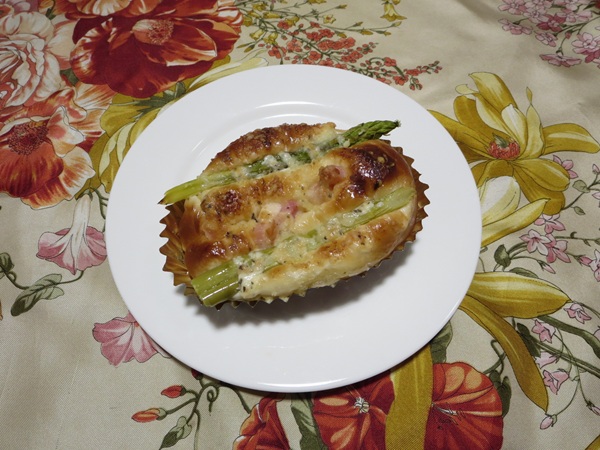 Fine Breadのアスパラベーコンの全体画像。