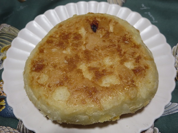 ポンパドウルの明太ポテトチーズパンの裏側の画像。