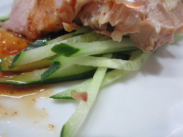 福盛の棒棒鶏のキュウリの近影画像。