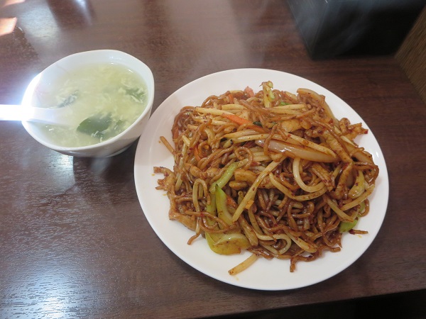 喜来園の四川風焼きそばの全体画像。