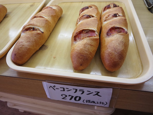 ぱんの樹のベーコンフランスが置かれている陳列棚。