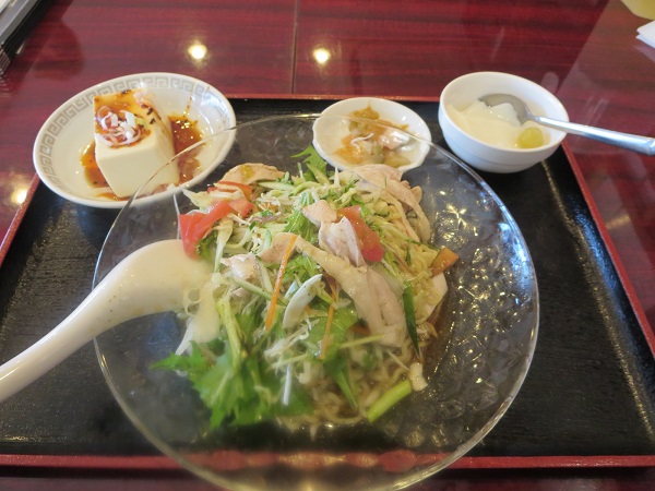 味府中華居酒屋の山椒風冷麺の全体画像。