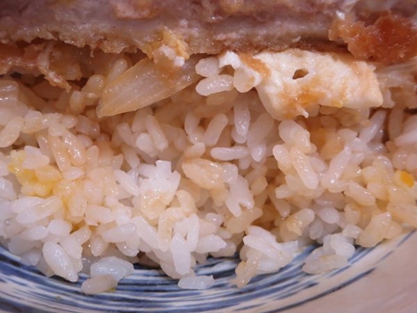 ラーメン龍屋のジャンボカツ丼のご飯の近影画像