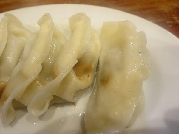 らぁめん美春の北海道餃子の焼き目の付いていない側の近影画像。